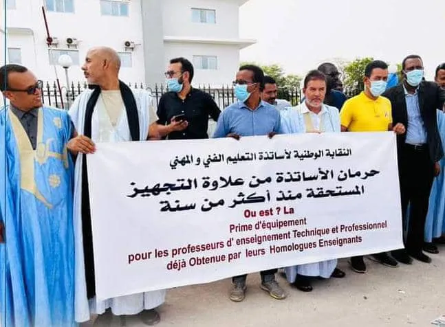 جانب من الوقفة الاحتجاجية للأساتذة أمام الوزارة