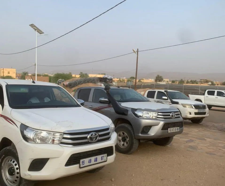 جانب من تجمهر الناقلين إلى مدينتي شنقيط ووادان أمام مباني الولاية في