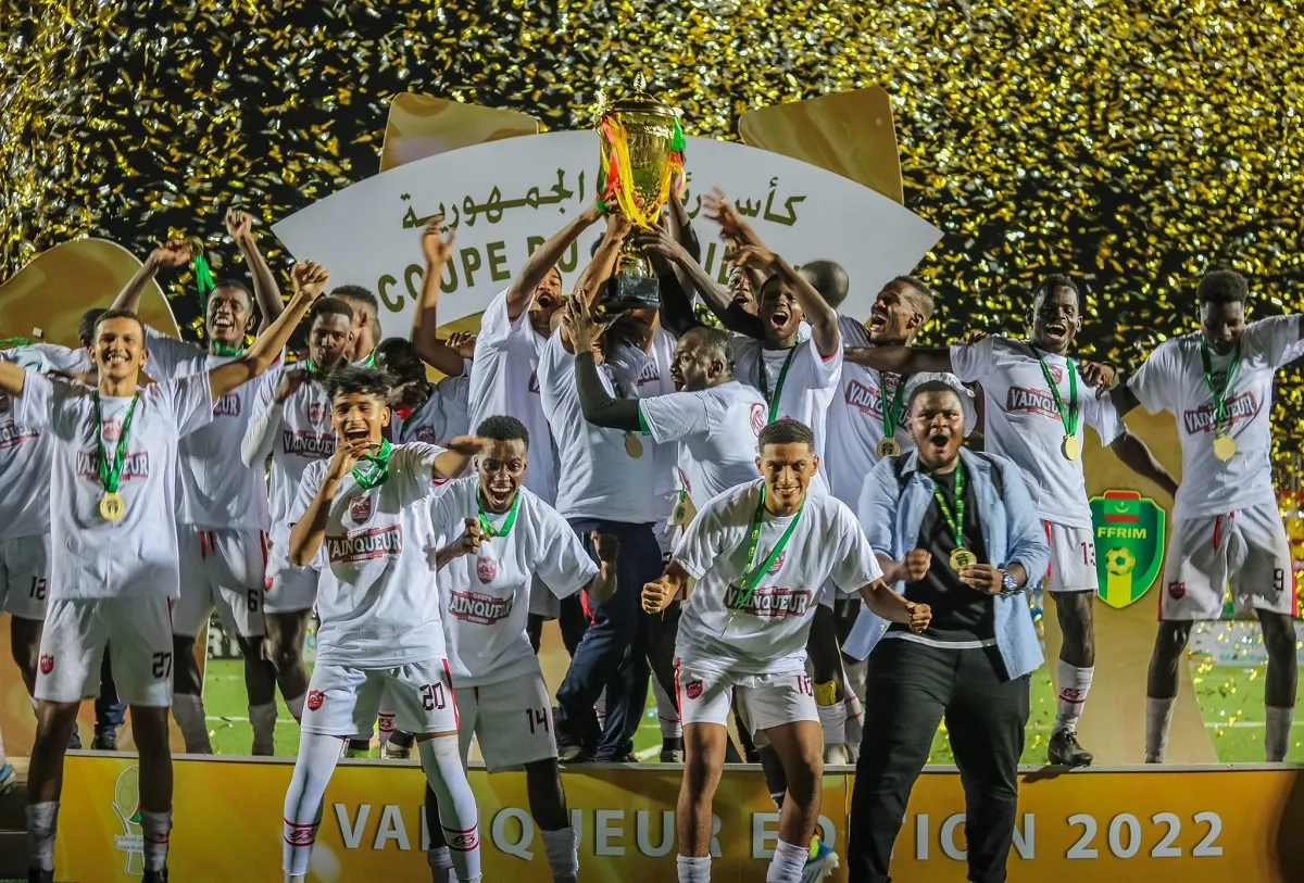 لاعبو الفريق الفائز خلال احتفالاتهم بالفوز الليلة