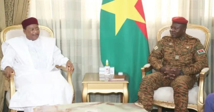 رئيس بوركينافاسو الانتقالي العقيد بول هنري سانداوغو داميبا ووسيط "إ?