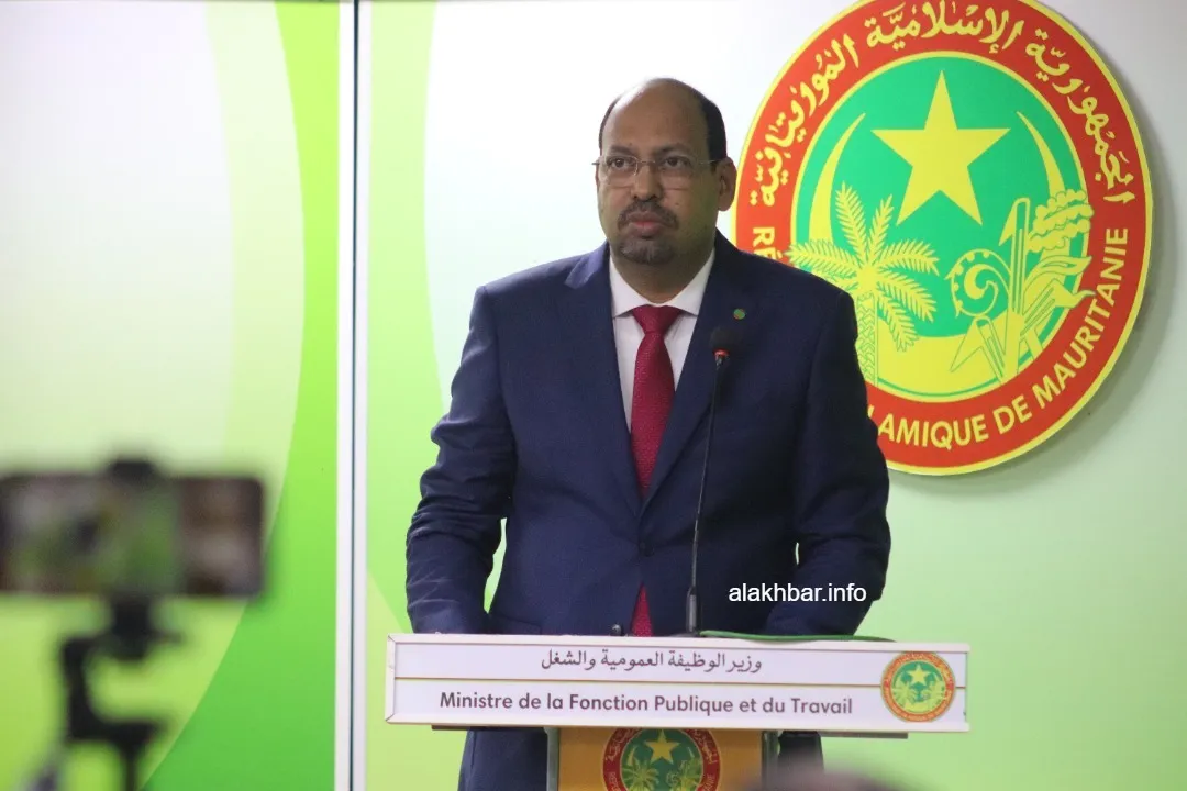 وزير الوظيفة العمومية والشغل محمد عبد الله عثمان خلال مؤتمر صحفي الي