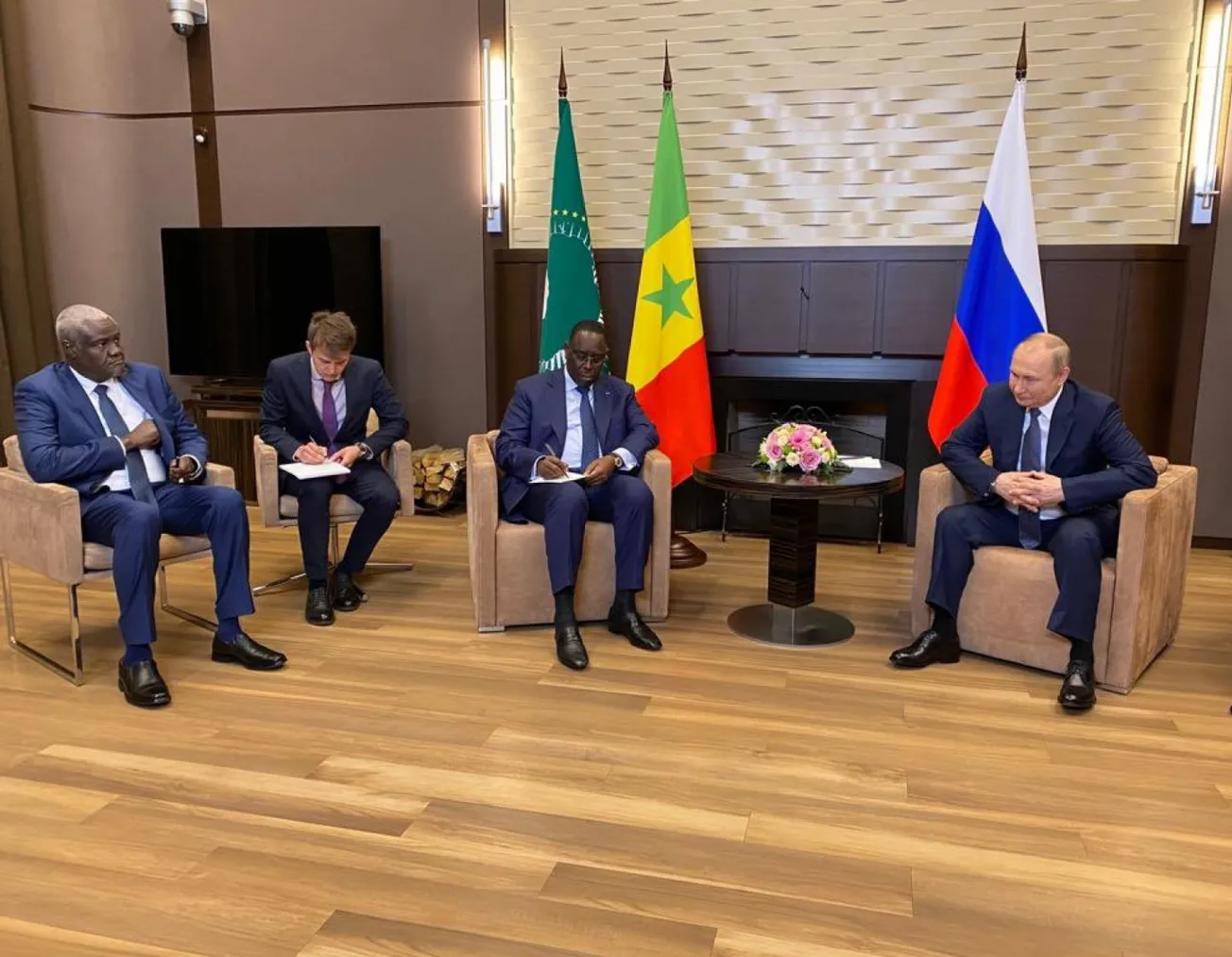 مامي صال وموسى فقي خلال لقائما فلاديمير بوتين في سوتشي يونيو الماضي 