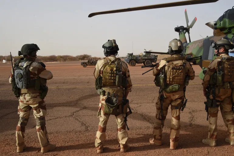1294006-des-soldats-de-l-operation-barkhane-au-mali-le-2-janvier-2015-a-gao-archive