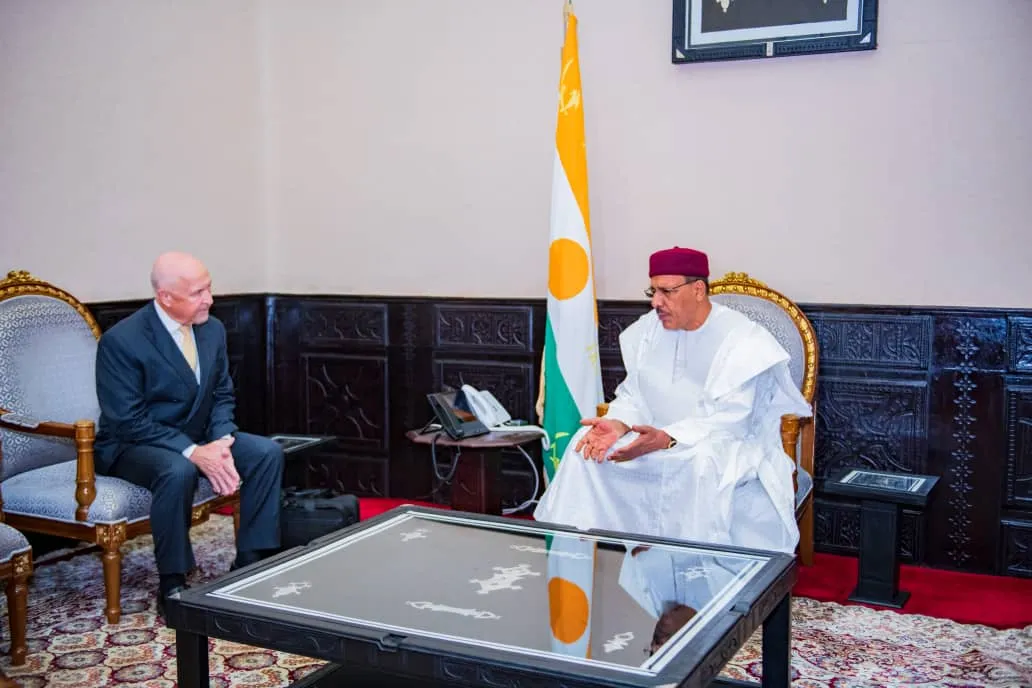 الرئيس النيجري محمد بازوم ومدير شركة "غلوبال أتوميك كوربوريشن" ستيفن