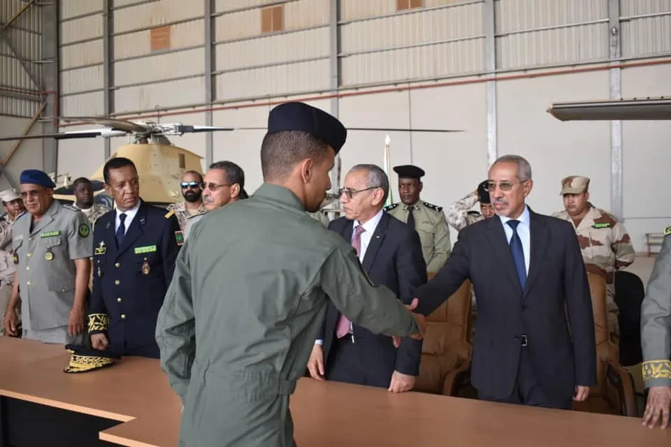 وزير الدفاع خلال مصافحة أحد أعضاء فريق الإنقاذ