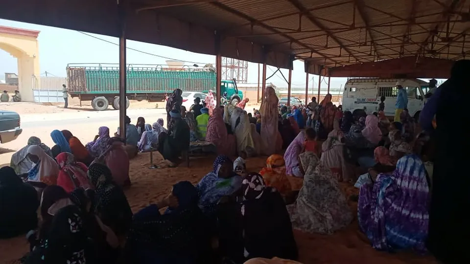 تجمع لمستفدين من الكمية الموزعة في مدينة كرو بولاية العصابة