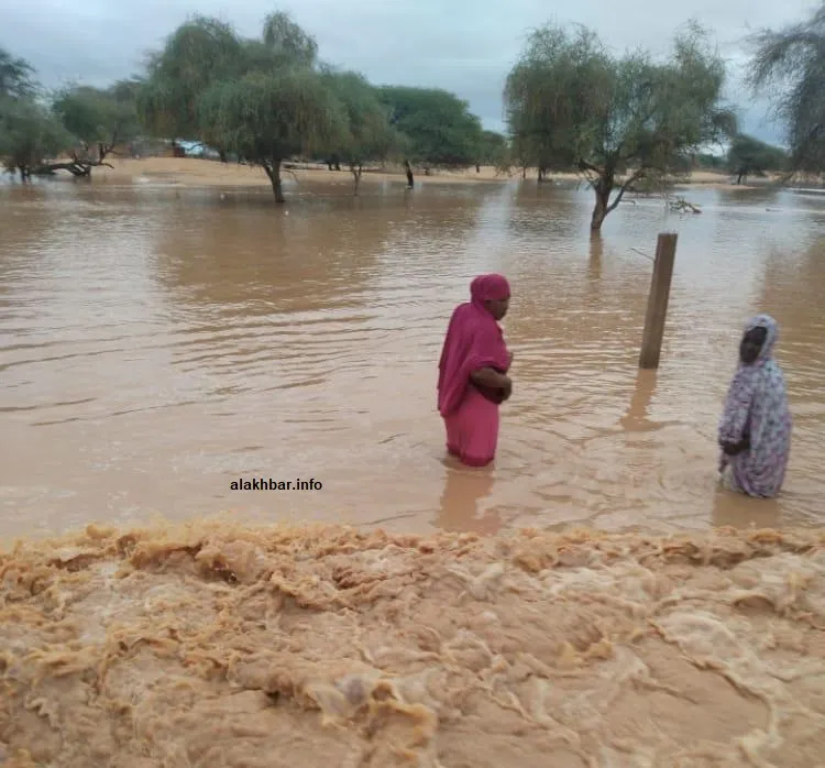 مياه الأمطار والسيول غمرت المدينة وحاصرت المنازل والسكان 