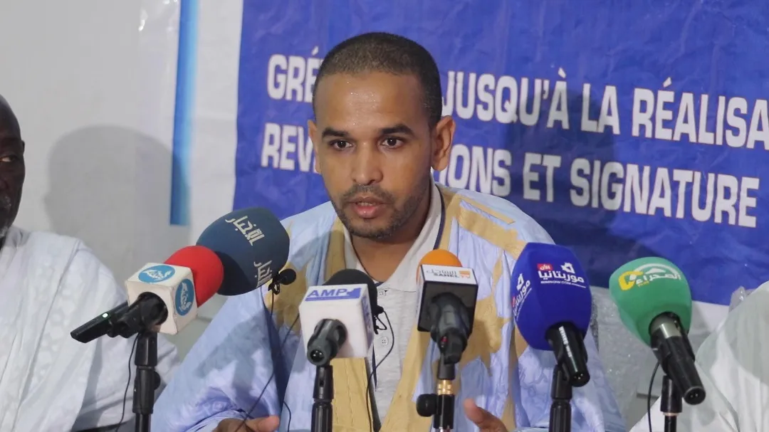 أبن محمد المصطفى أحد مناديب عمال شركة موريتل خلال مؤتمر صحفي عمالي ص?