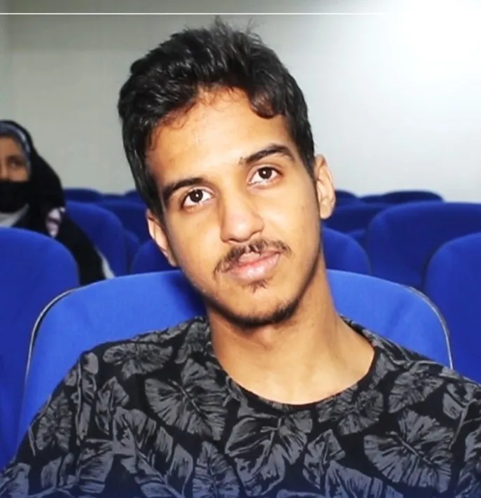 عبد الله ولد عمار كالب بمدرسة "بوليتكنيك" وعضو شبكة الطلاب والخريجين 