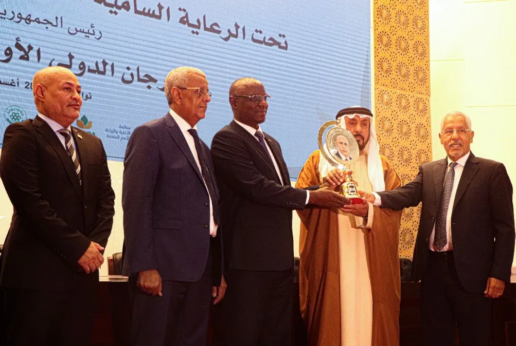 من اليسار لليمبن وزراء الثقافة والمياه والزراعة الموريتانيين وسفير 