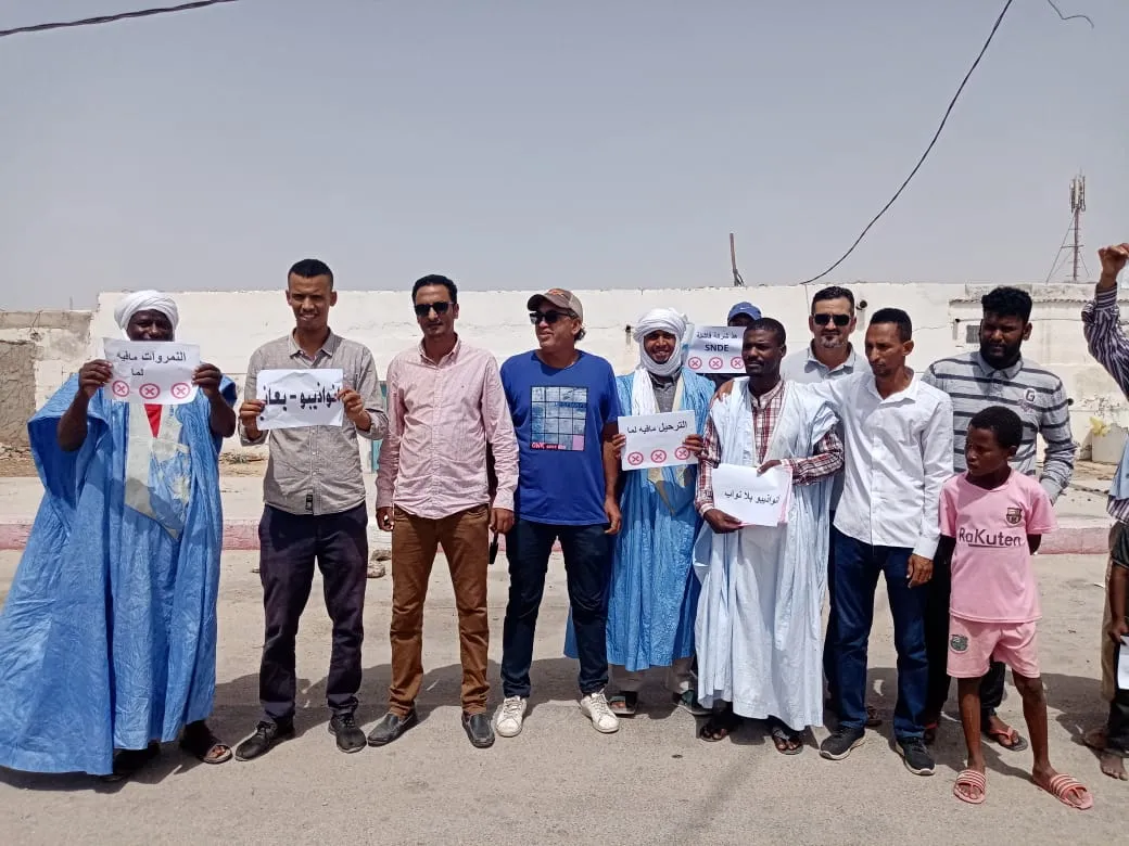 جانب من الوقفة الاحتجاجية اليوم في نواذيبو للمطالبة بتوفير المياه /ا