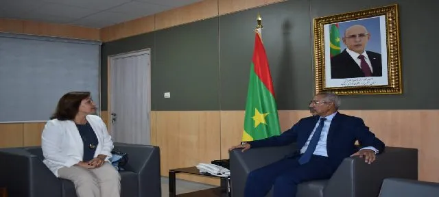 السفيرة الأسبانية خلال لقائها مع وزير الدفاع 