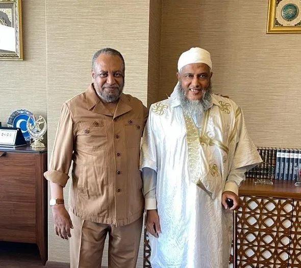 الشيخان محمد الحسن الددو وعصام البشير، خلال لقاء جمعهما اليوم بالعا?