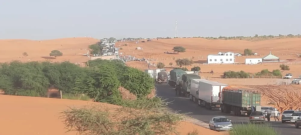 طوابير السيارات في انتظار إعادة فتح الطريق