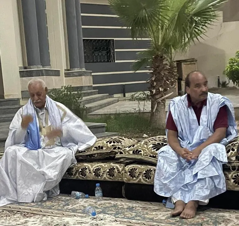 الرئيس السابق محمد ولد عبد العزيز داخل منزله بعيد رفع الرقابة القضائ