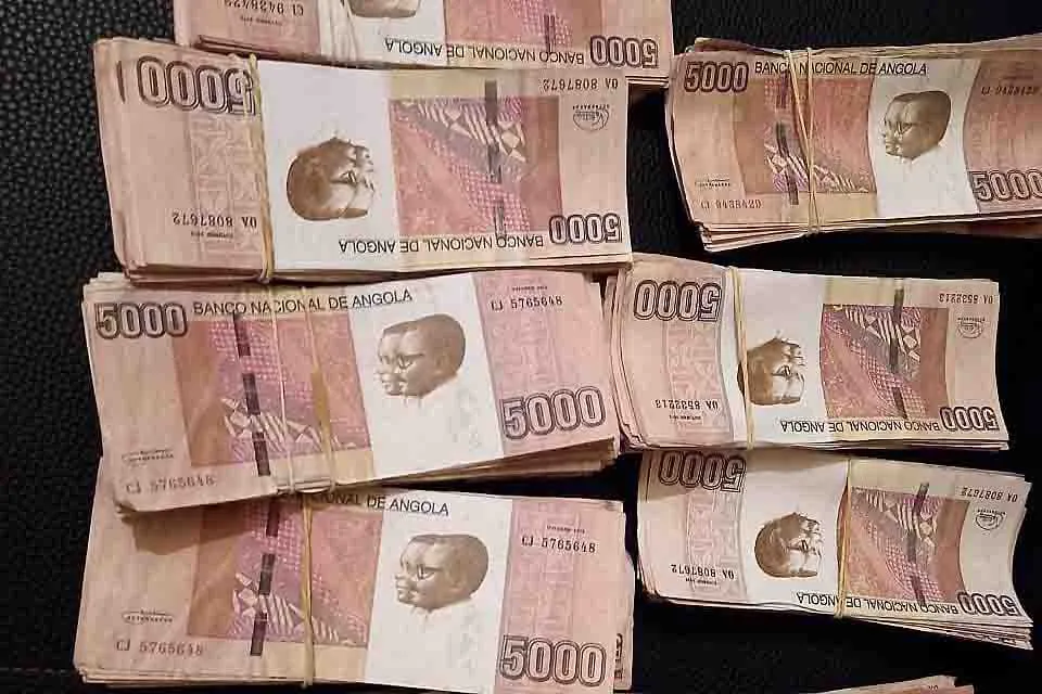 62334c980c84e9a3072f1ab8_apreendidos_mais_de_quatro_milhoes_de_kwanzas_em_notas_falsas-3