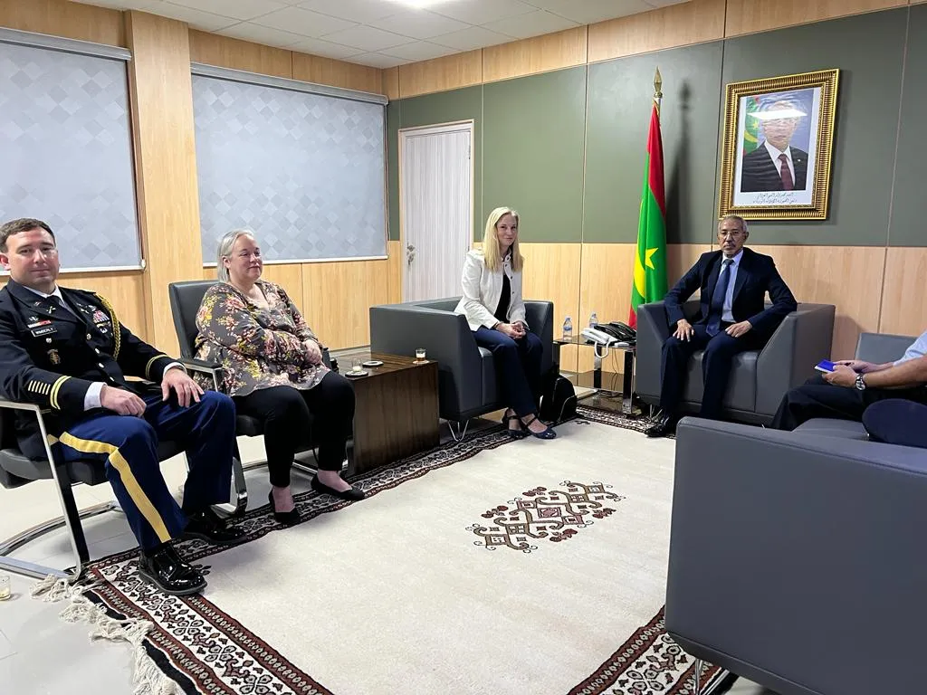 وزير الدفاع خلال لقائه مع السفيرة الأمريكية بنواكشوط