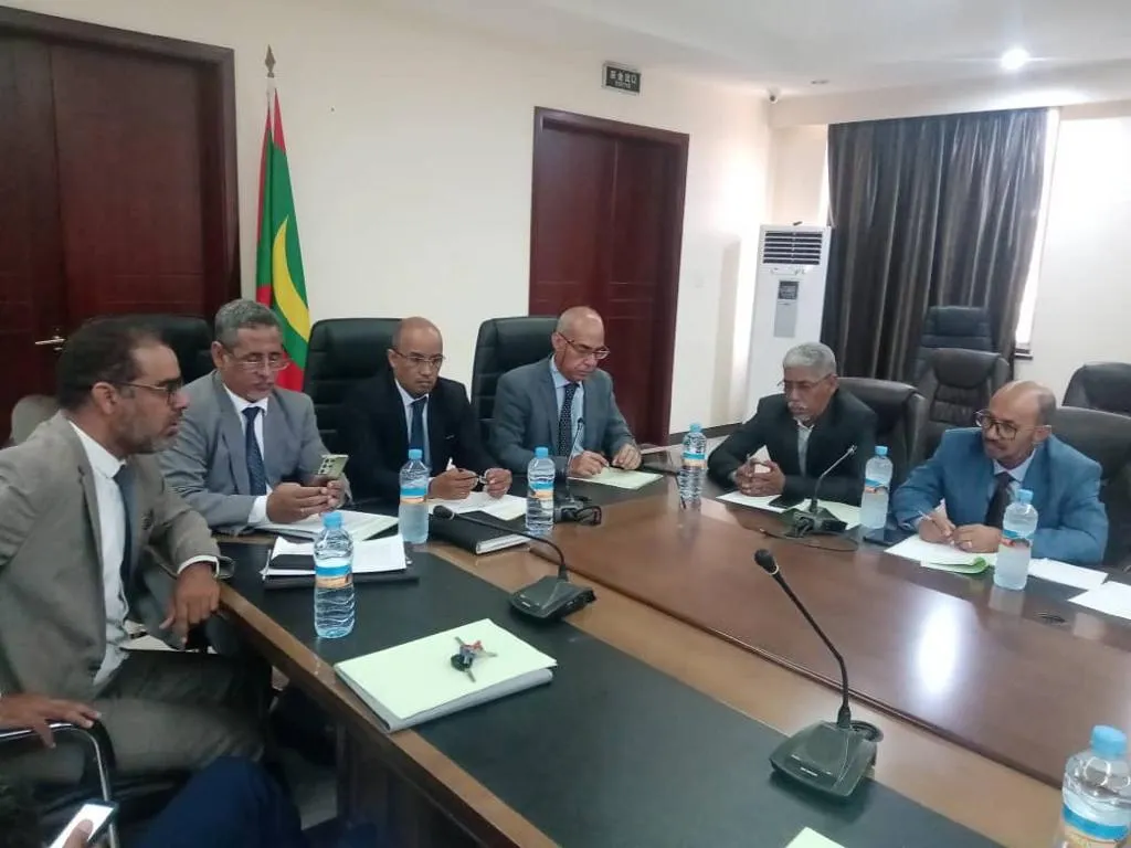 اللجنة خلال اجتماعها بمباني وزارة الشؤون الاقتصادية 