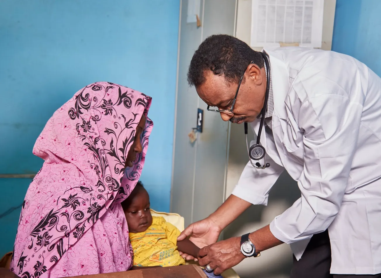 البروفيسور أحمد موسى يفحص مريضاً بمركز علاج داء الليشمانيات في مدين?