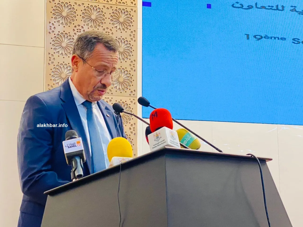 وزير الأشغال العمومية والري والمنشآت القاعدية بالجزائر لخضر رخروخ خ