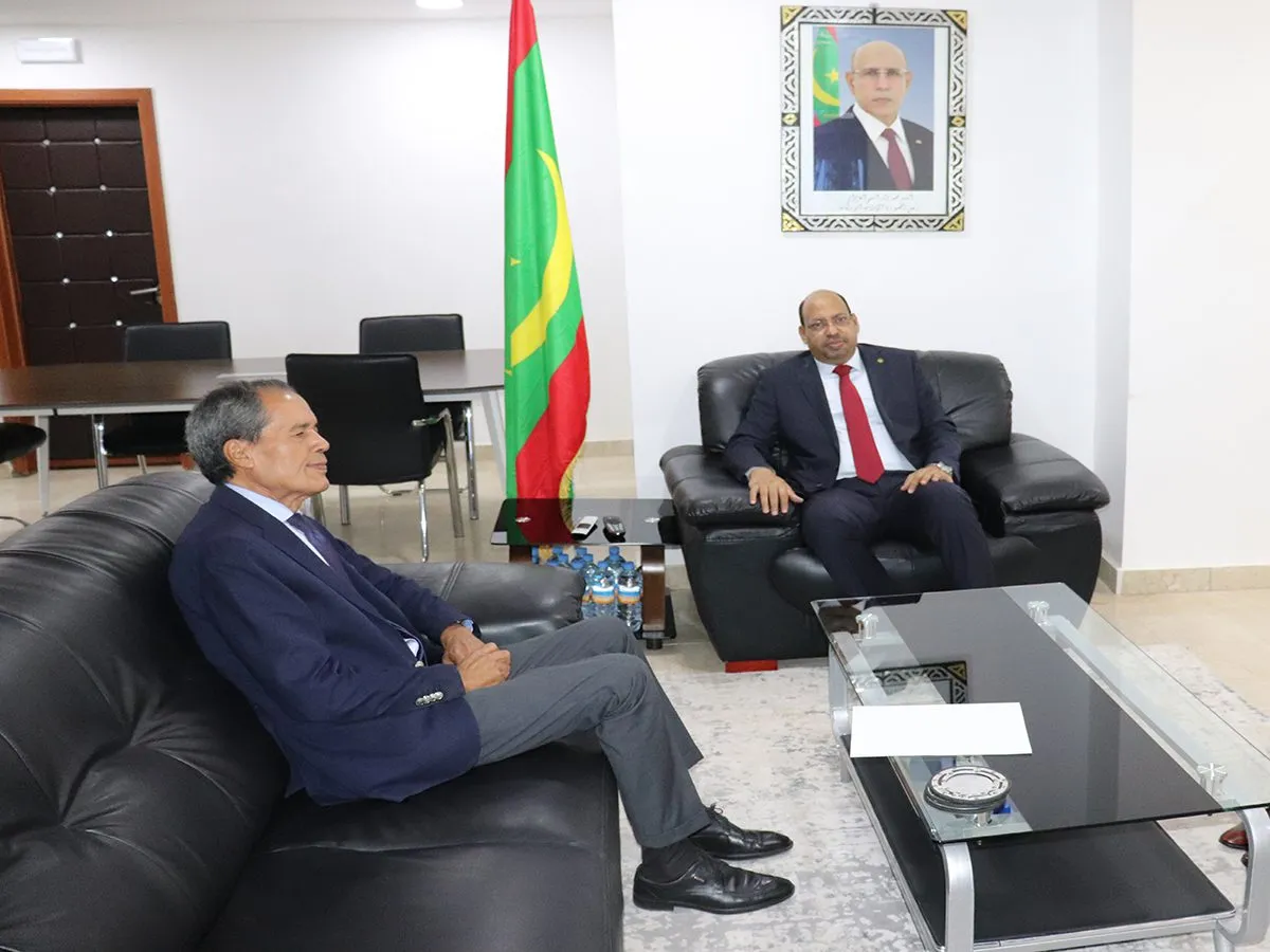 وزير التنمية الحيوانية خلال تسلمه دعوة من السفير المغربي بنواكشوط