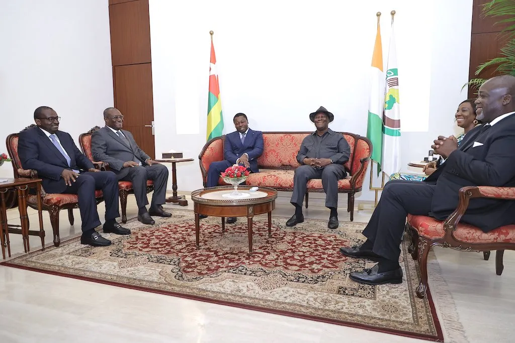 رئيسا ساحل العاج الحسن واتارا والتوغو فور نياسينغبي خلال جلسة مباحث?