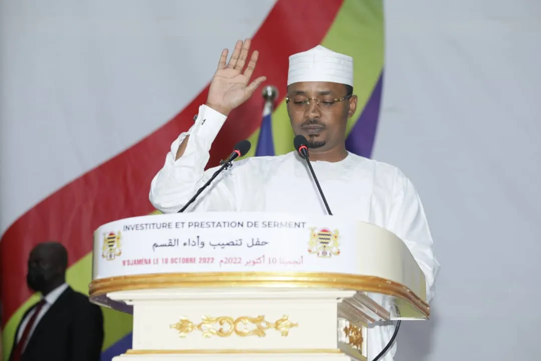 الرئيس الانتقالي اتشادي الجنرال محمد إدريس ديبي خلال تنصيبه اليوم  