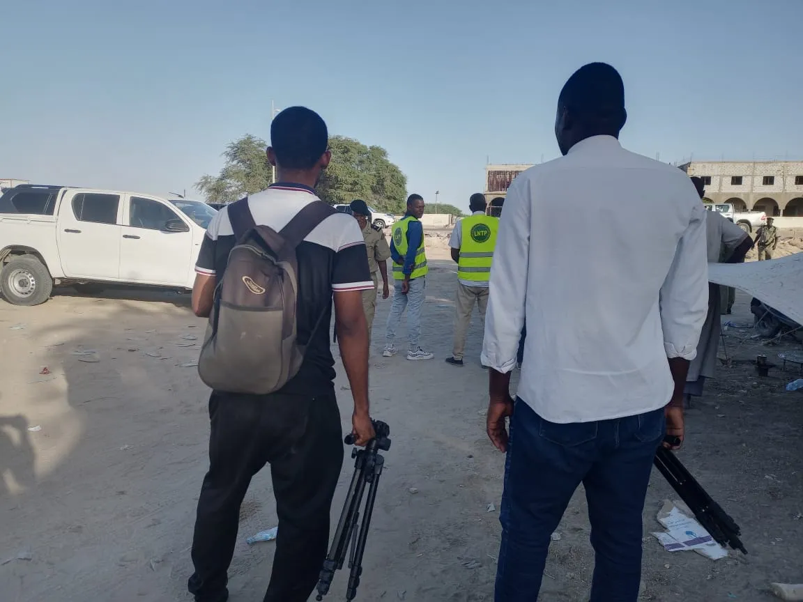 إعلاميون يراقبون الحدث عن كثب بعد منهم من تغطيته (الأخبار)