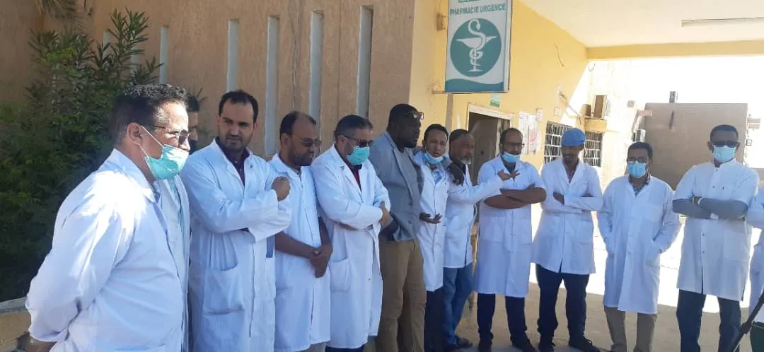 جانب من وقفة الأطباء اليوم في مركز الإستطباب الجهوي وتعهدوا بتنظيم و