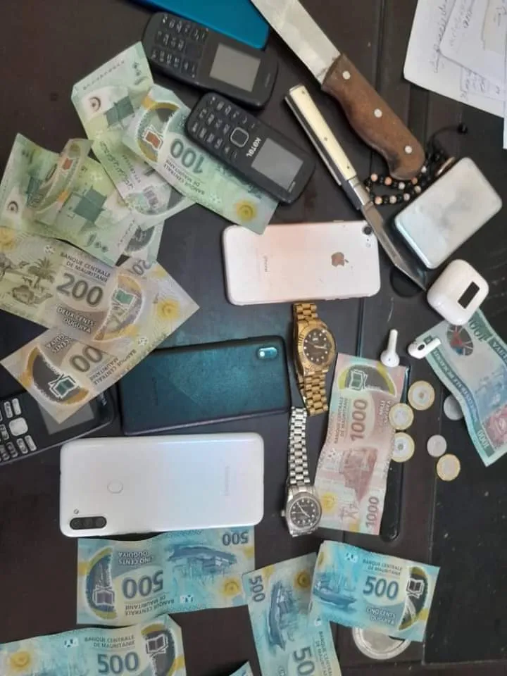 هواتف ومبالغ وساعات، قالت الشرطة إنها ضبطتها بحوزة العصابة التي تم ت