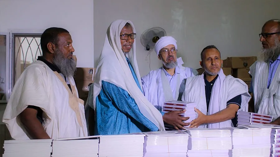 رئيس الجمعية، ومدير التوجيه الإسلامي خلال تسليم المصاحف للمؤسسات ال