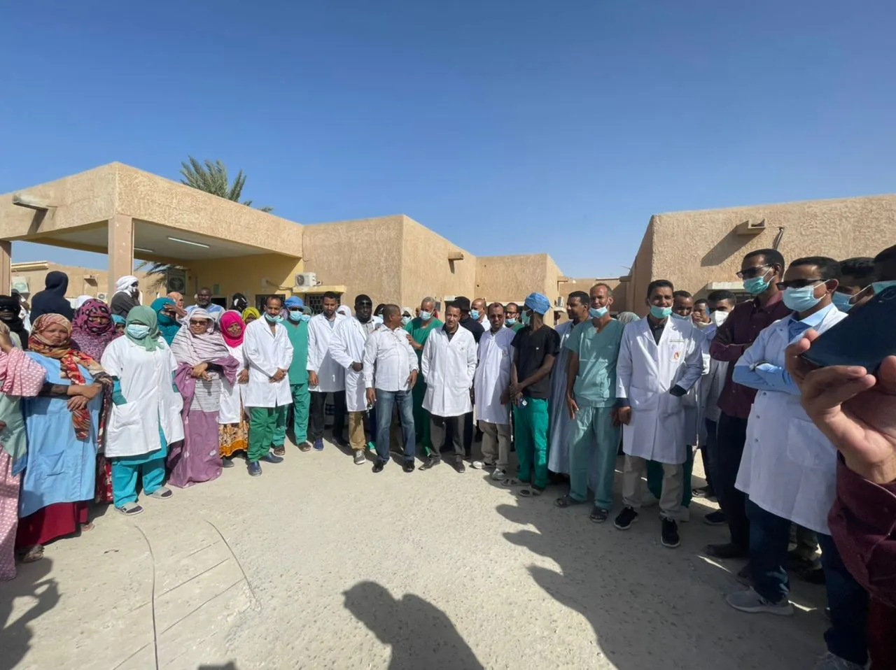 جانب من وقفة عمال المستشفى اليوم / الأخبار