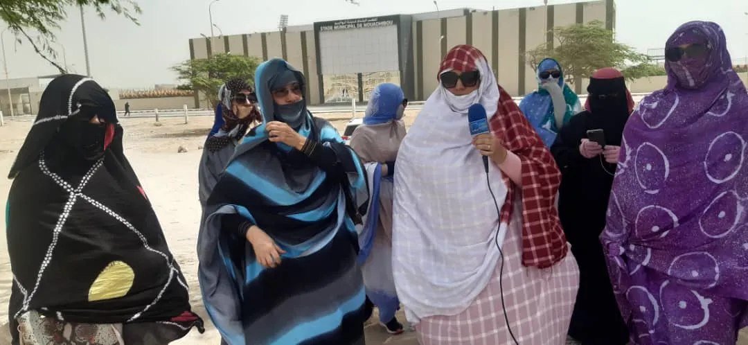 النسوة أثناء وقفتهن زوال اليوم في نواذيبو قلن إن المدارس العمومية رف