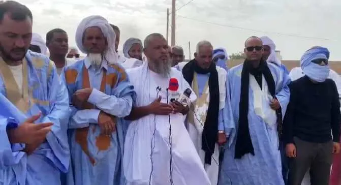 جانب من وقفة الأهالي اليوم أمام قصر العدل / الأخبار