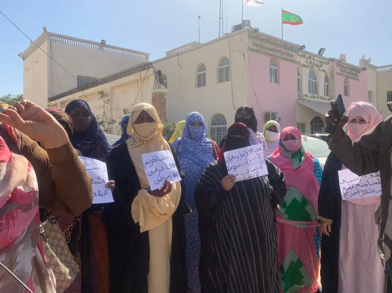 جانب من وقفة النساء صباح اليوم أمام مكاتب سلطة المنطقة الحرة / الأخبا