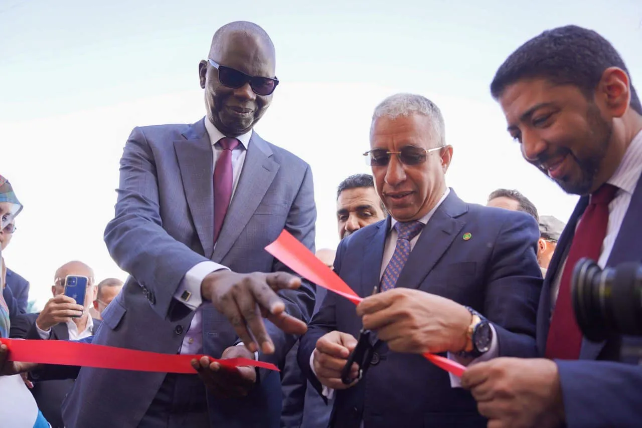 وزير الصحة، إلى جانب وزير الشؤون الاقتصادية خلال تدشين المصحة الخصو?