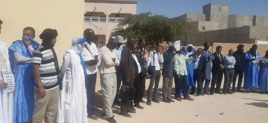 جانب من الوقفة الإحتجاجية صباح اليوم في مباني الإدارة الجهوية للتعل?