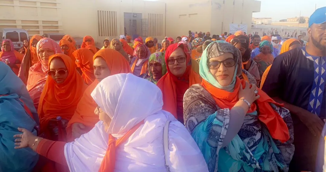 جانب من لحظة انطلاق المسيرة مساء اليوم من دار الشباب صوب الولاية/ الأ