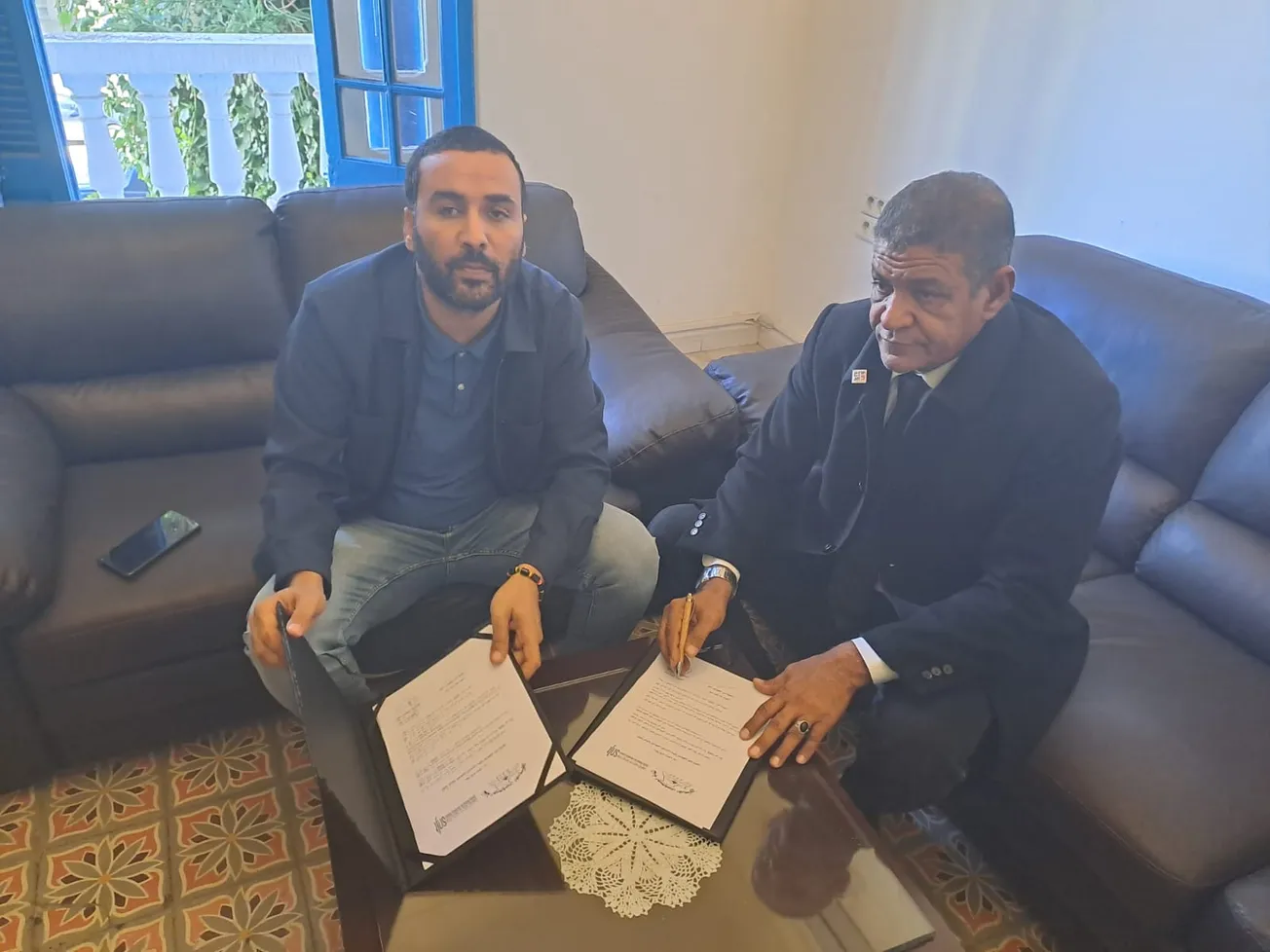 نقيبا الصحفيين الموريتانيين، والتونسيين خلال توقيع الاتفاقية