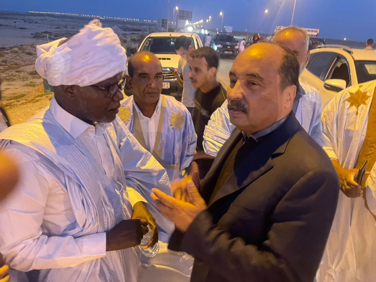 الرئيس السابق مع بعض مستقبليه بعد عودته من فرنسا مساء اليوم