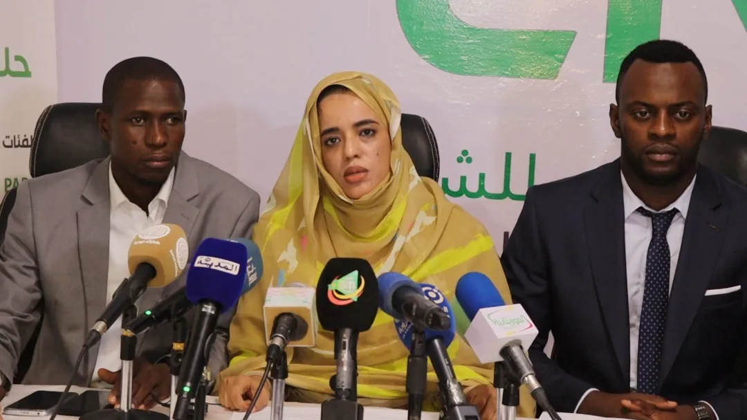 زينب عبد الجليل رئيسة المجلس الوطني للشباب رفقة بعض أعضاء المجلس خلا