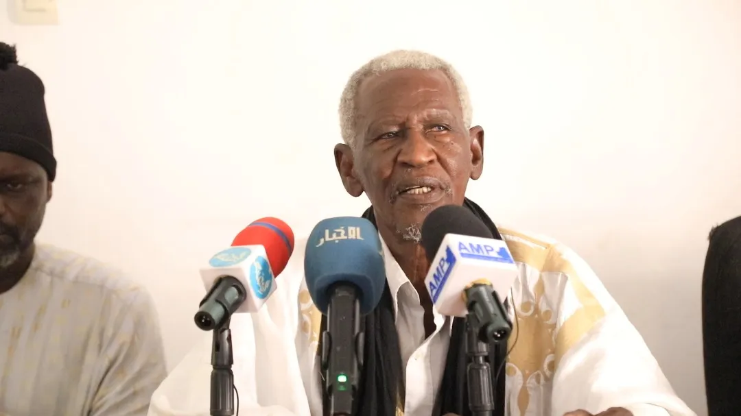 عمر ولد يالي رئيس حزب "الرك" (نحت التأسيس) خلال مؤتمر صحفي عقده الحزب ا