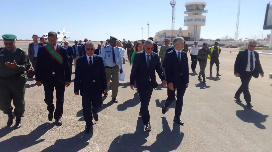 لحظة وصول وزير الداخلية الإسباني والموريتاني إلى مطار نواذيبو الدول