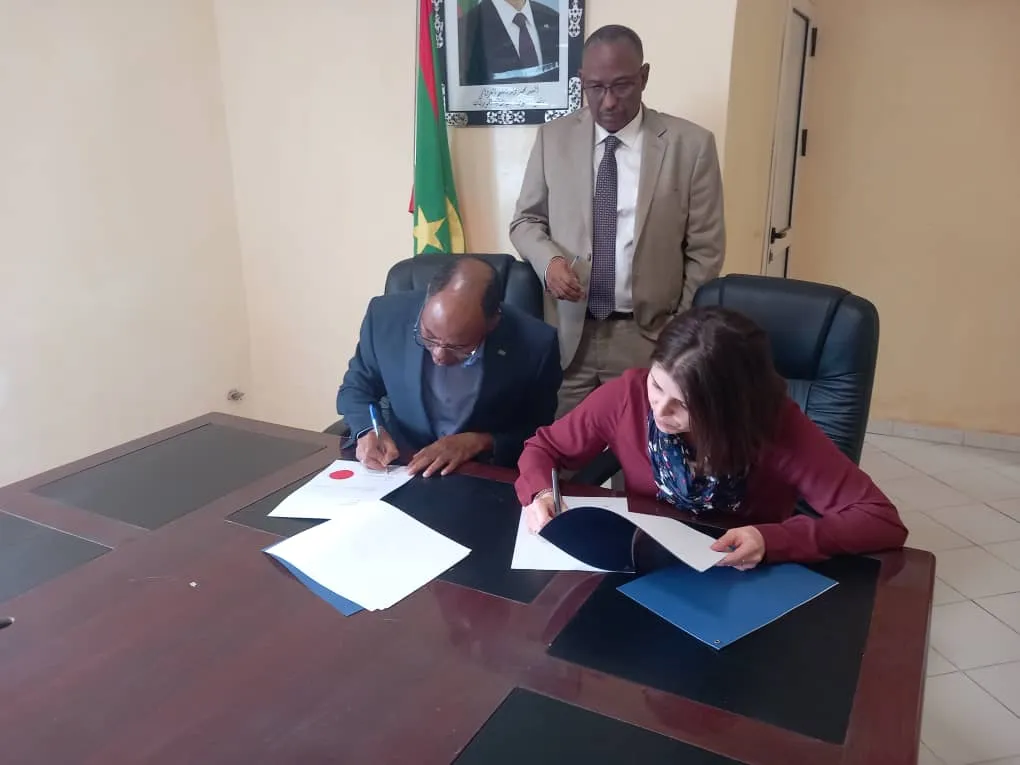 جانب من توقيع ممثلة التعاون الـألماني ومدير الميناء لتمويل عصرنة ال?