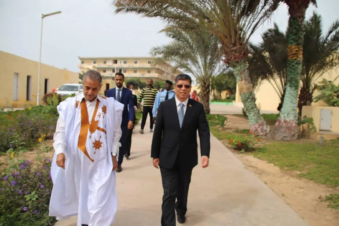 لحظة وصول السفير الصيني إلى القصر البلدي اليوم الجمعة/ الأخبار