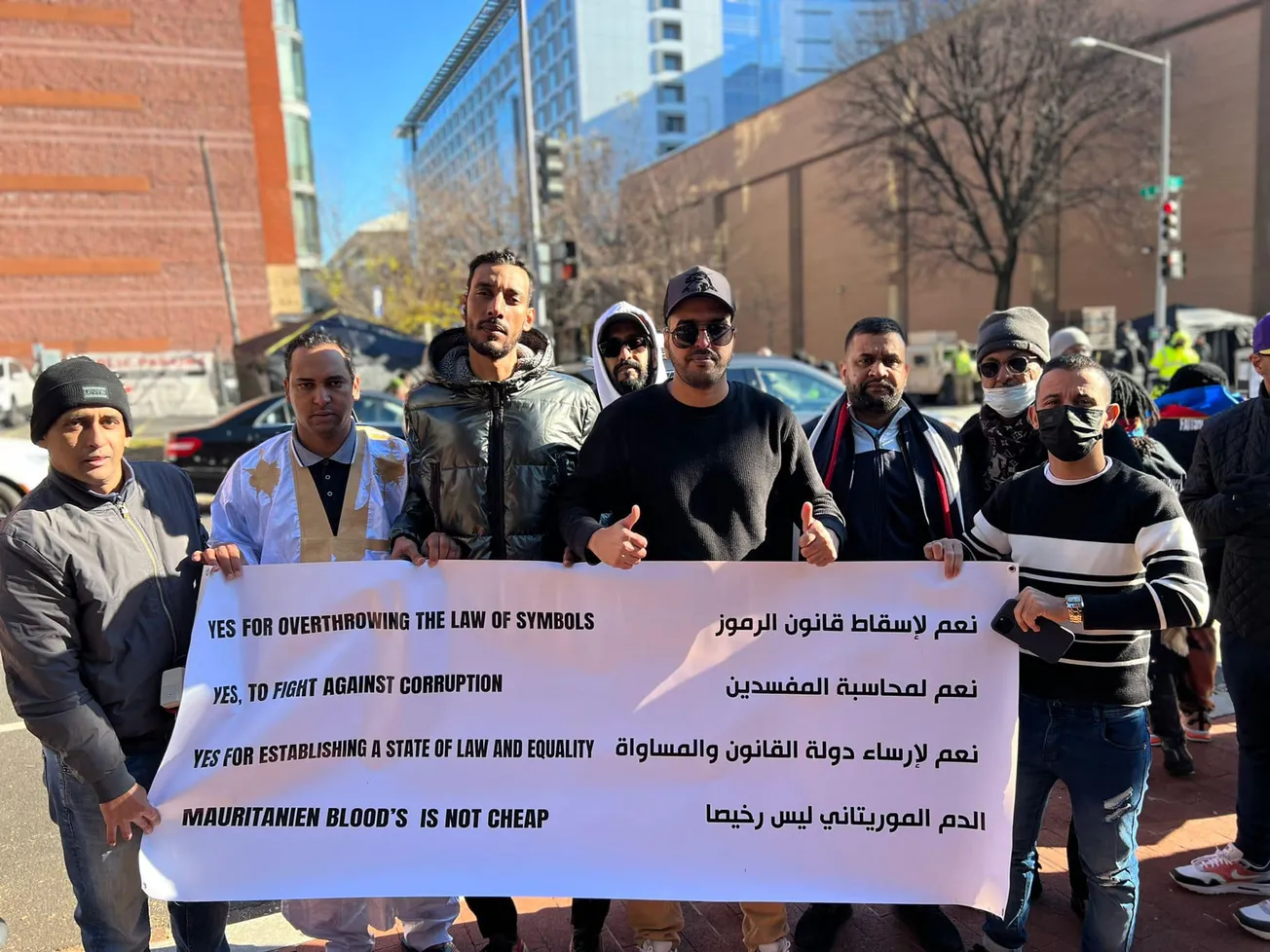 النشطاء الشباب خلال وقفتهم الاحتجاجية أمام مقر إقامة ولد الغزواني