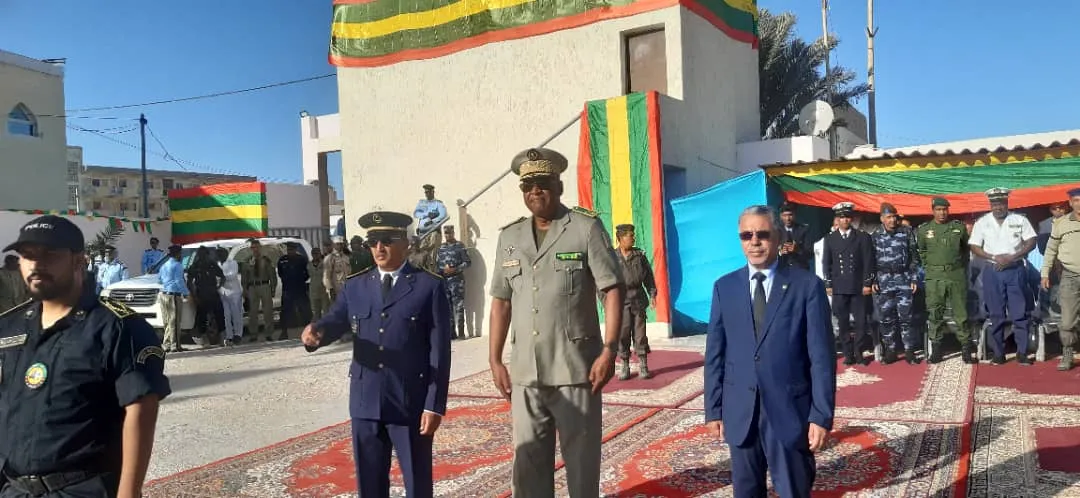 من اليمين والي نواذيبو إلى جانب قائد المنطقة العسكرية الأولى والمدي?