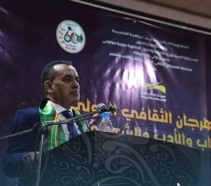 الشاعر ولد الأمجاد خلال إلقائه قصيدة بعنوان: "تحية من بلاد المليون شا