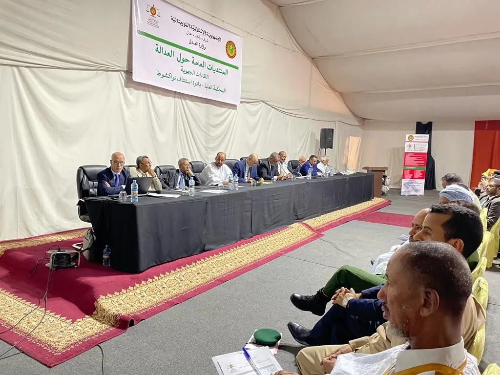 منصة افتتاح اللقاءات الجهوية للتشاور حول العدالة الخاصة بالمحكمة ال