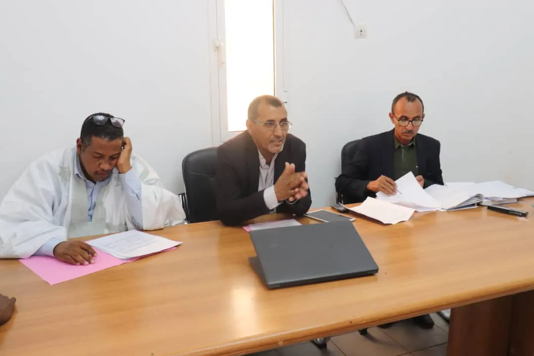 العمدة خلال دورة المجلس البلدي اليوم